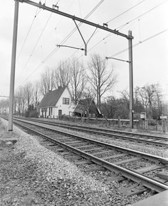 881631 Gezicht op de houten, voormalige dubbele dienstwoning van de N.S. bij de vroegere stopplaats Vechten aan de ...